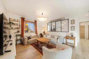 een woonkamer met een bank en een tafel bij Suzanne House 2 Bedrooms Private garden in Saint-Coulomb +7 foto's