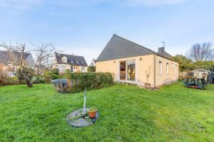 een huis in een tuin met een tuin bij Suzanne House 2 Bedrooms Private garden in Saint-Coulomb