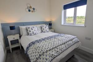 Postel nebo postele na pokoji v ubytování Apartment - Sleeps 4 - Near Aran Islands - Parking