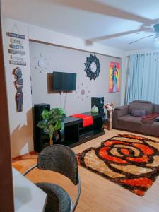 un salon avec un canapé et un tapis serpent dans l'établissement Peaceful stay, à Richards Bay