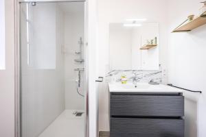 Et badeværelse på Location Appartement Les Ondes + 22 billeder