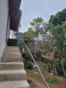 una corda che lega le scale a una casa di Sítio Guanabara a Guaramiranga