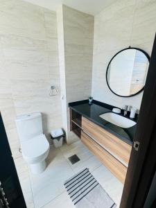 Et badeværelse på Familiar con terraza privada zona norte