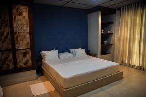 - un grand lit dans une chambre dotée d'un mur bleu dans l'établissement Bela Ahangama, à Ahangama 30 autres photos