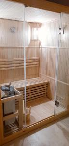 una sauna con panchina e tavolo di Villa LUXIA Luxury Holiday Retreat with Sauna & Fireplace outdoor lounge a Bihać