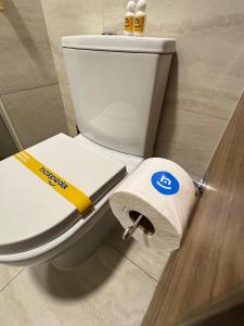 Et badeværelse på Familiar con terraza privada zona norte + 2 billeder