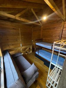 a room with two bunk beds in a cabin at Riba Brisa in Imbituba