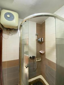 een douche met een glazen deur in een badkamer bij Gateway cicadas by aleshaproperty in Bandung