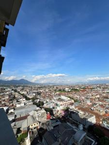 een uitzicht op de stad vanaf de top van een gebouw bij Gateway cicadas by aleshaproperty in Bandung