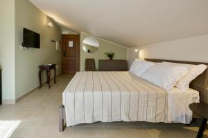 a bedroom with a large bed and a table at Domus Fabia - Rooms & Apartments in San Gemini
