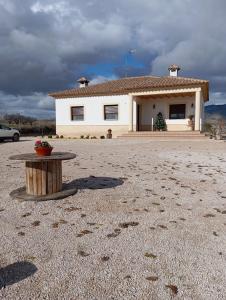 una casa bianca con un tavolo davanti di El Refugio de Hugo a Benablón