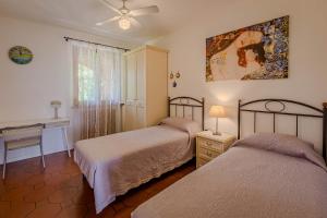 une chambre avec deux lits et un bureau et une fenêtre dans l'établissement Agriturismo Villa Beatrice, à Mondavio 46 autres photos