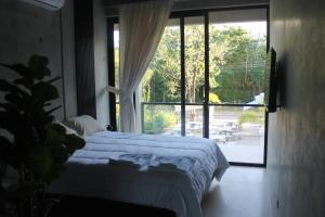 Postel nebo postele na pokoji v ubytování Nelblu Flamingo Suites