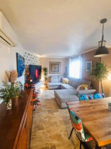 - un salon avec un canapé et un arbre de Noël dans l'établissement Maison TIKI TAHITI, à Alès