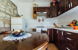 een keuken met een tafel met daarop een schaal fruit bij Agriturismo Lillastro Grosseto in Braccagni