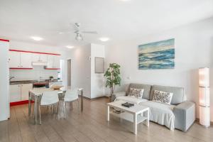 ein Wohnzimmer mit Sofa und Tisch in der Unterkunft Casa Real in Playa Blanca