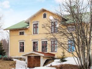 een oud geel huis met sneeuw op de grond bij 9 person holiday home in KÄLARNE in Kälarne