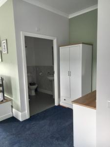 Koupelna v ubytování Large Family Room with Great Views - Guest Room 2