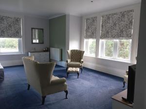 Posezení v ubytování Large Family Room with Great Views - Guest Room 2