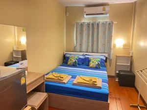 Giường trong phòng chung tại Anya House