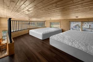 due letti in una stanza con pareti in legno di Sun Outdoors North Moab a Moab Altre 22 foto