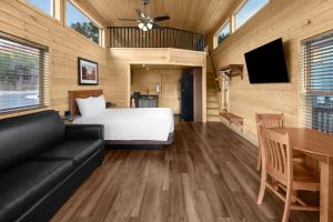 una camera da letto con un letto, un divano e un tavolo di Sun Outdoors North Moab a Moab