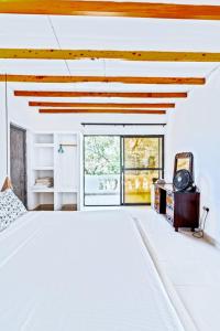 En eller flere senge i et værelse på Villagio Coconut Beachstays + 45 billeder