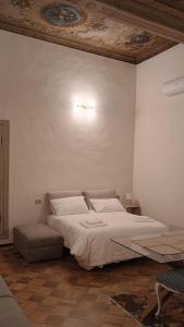 a bedroom with a bed and a couch in it at FuoriPorta Affitti Brevi - L'Appartamento della Musica in Parma