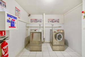 eine Waschmaschine und eine Waschmaschine im Bad in der Unterkunft Résidence Pierre & Vacances Les Platanes in Sainte-Maxime