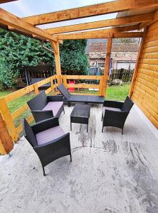 Patio nebo venkovní prostory v ubytování Chata pri Kaštieli Longevity Nature Retreat