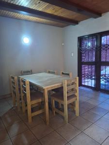 - une table et des chaises en bois dans l'établissement Number 8, à Maseru