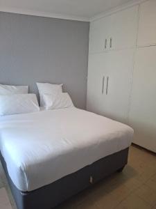 เตียงในห้องที่ Number 8