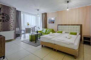 En eller flere senge i et værelse på Apartamenty Baltic Horst Basen & Restauracja + 43 billeder