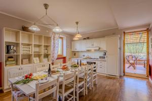 une cuisine avec une grande table blanche et des chaises dans l'établissement Agriturismo Villa Beatrice, à Mondavio