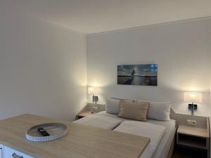 Postel nebo postele na pokoji v ubytování Ferienwohnung juist strandburg 307 mit Schwimmbad und Sauna