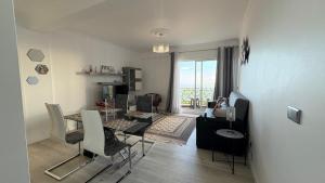 een woonkamer met een tafel en een eetkamer bij O Lar da Elisa in Bicas