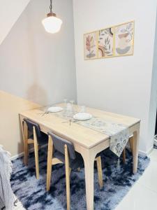 a dining room table with a blue rug at Majestic Residence Klcc by Luxury in Kuala Lumpur