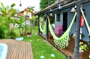 una veranda con amaca su una casa di Pousada Pantera do Rosa a Imbituba