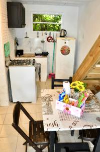 una cucina con tavolo e scatola di Pousada Pantera do Rosa a Imbituba