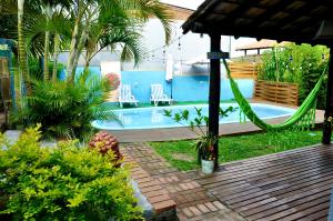 un cortile con amaca e piscina di Pousada Pantera do Rosa a Imbituba