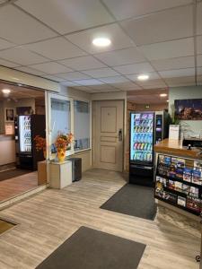 une pièce avec une épicerie équipée de deux réfrigérateurs dans l'établissement Hôtel Jarry Confort, à Paris