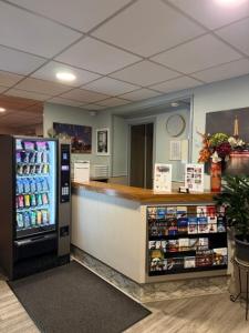 une station de boissons avec une machine à soda dans un magasin dans l'établissement Hôtel Jarry Confort, à Paris