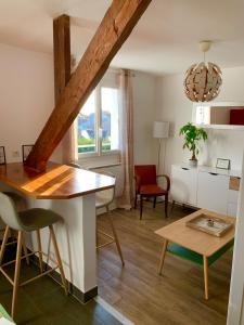 a kitchen and living room with a table and chairs at Appartement Carnac, Centre bourg - 2 pieces in Carnac