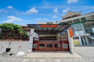 a building with a gate with a sign on it at OYO 94899 Homestay Syariah Near UPN in Medokanayu