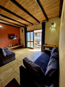 un soggiorno con un divano e una TV di Apartamento duplex - 2 quartos na Pituba a Itacaré