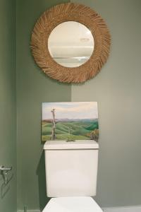 een badkamer met een spiegel boven een toilet bij Cosy Footscray Studio - 2 Guests in Melbourne