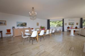 une salle à manger avec une table, des chaises et un lustre dans l'établissement Villa la Chiosella, à Valle-di-Mezzana