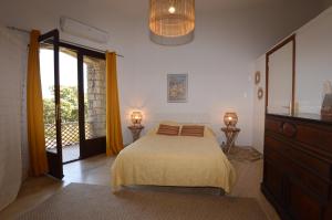 une chambre avec un lit et une porte coulissante en verre dans l'établissement Villa la Chiosella, à Valle-di-Mezzana 36 autres photos