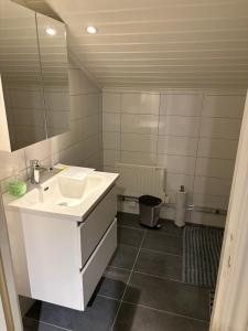 O baie la Mysigt boende med bastu och kamin +31 fotografii