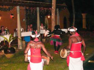 een groep mensen die rondlopen op een feestje bij Villa Kusum in Hikkaduwa